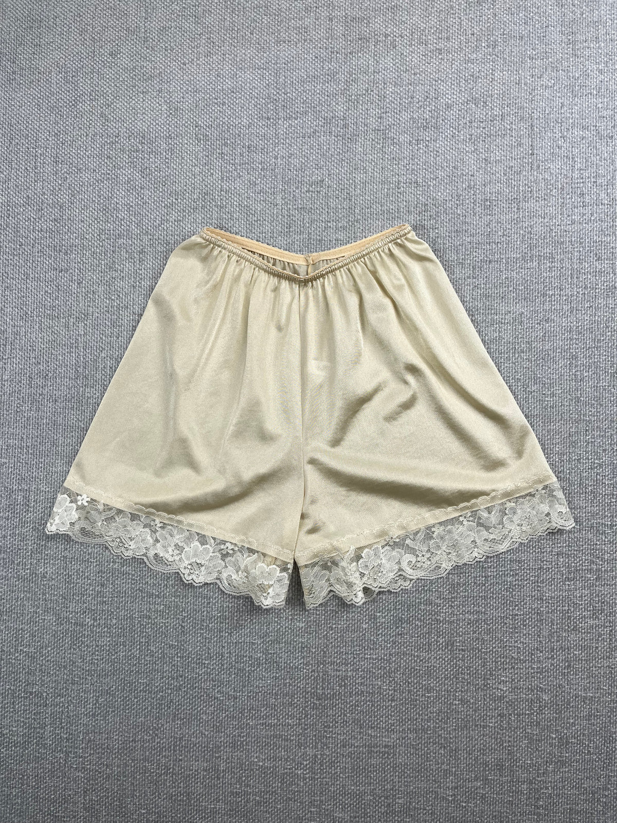 90's Ivory Nylon Lace Shorts 20-28"