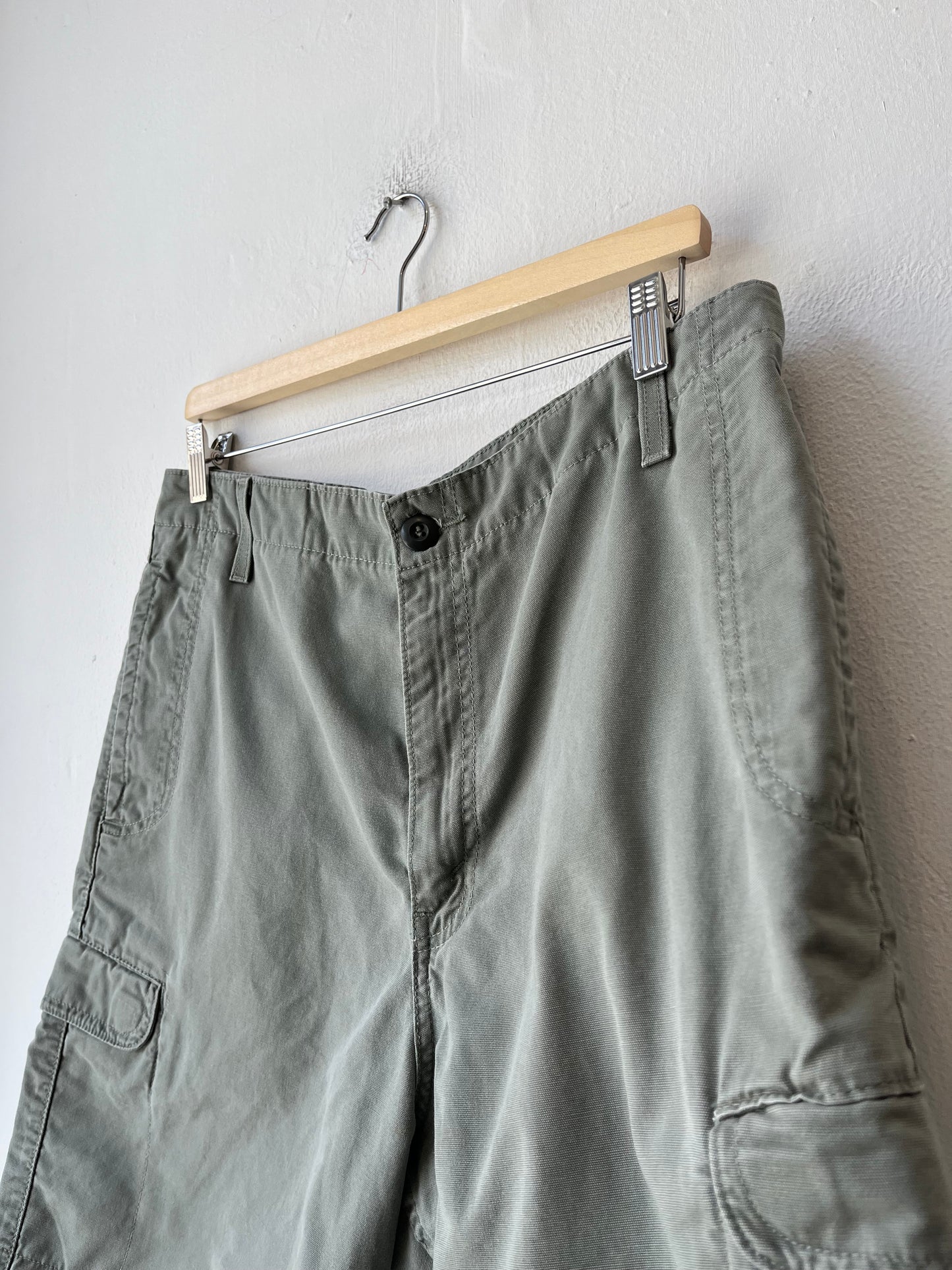 90's Levi's Olive Cargo Shorts 33'