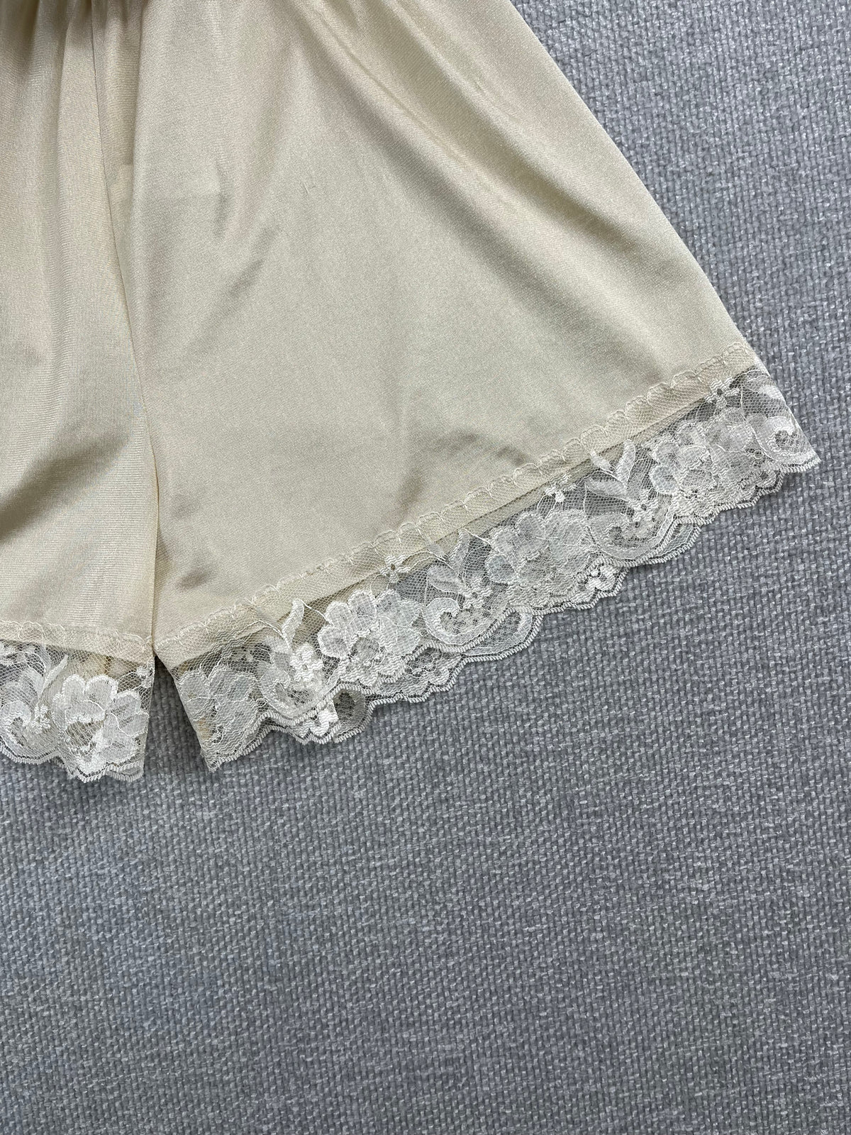 90's Ivory Nylon Lace Shorts 20-28"