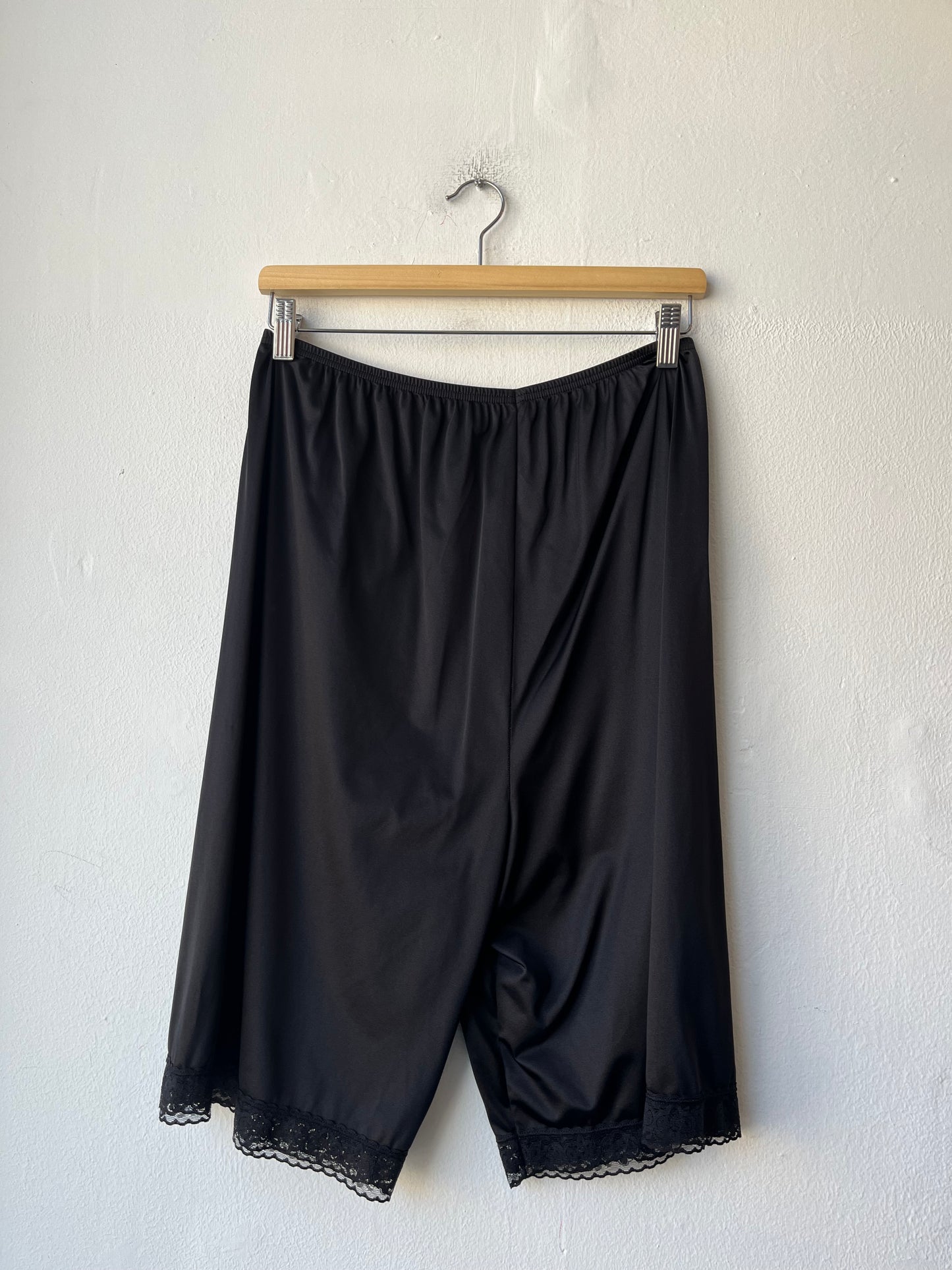90's Black Bloomer Shorts 28-32"