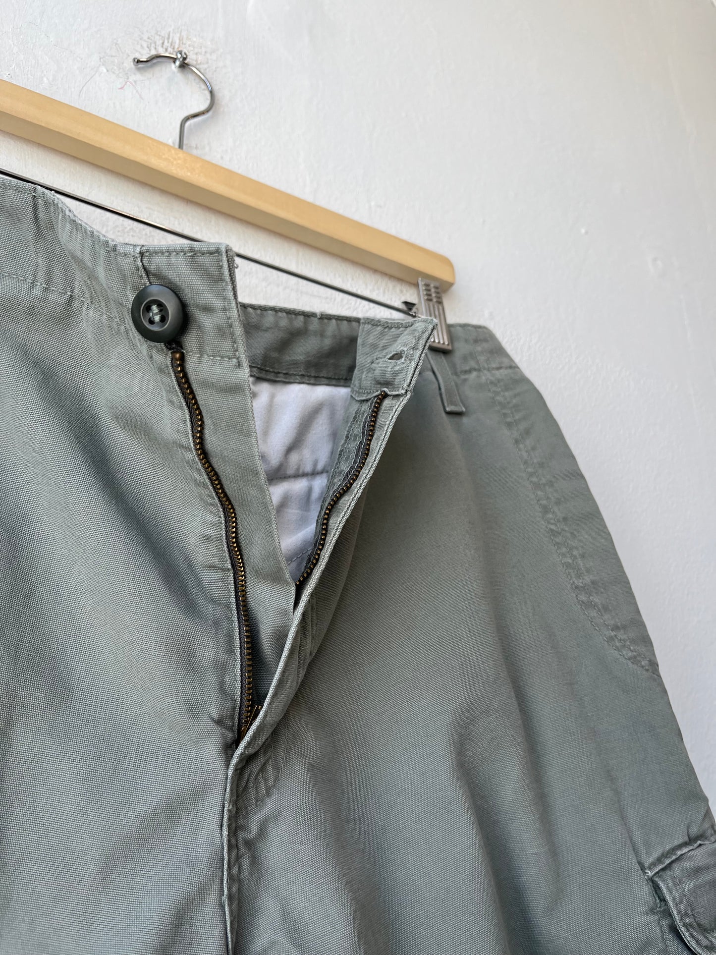 90's Levi's Olive Cargo Shorts 33'