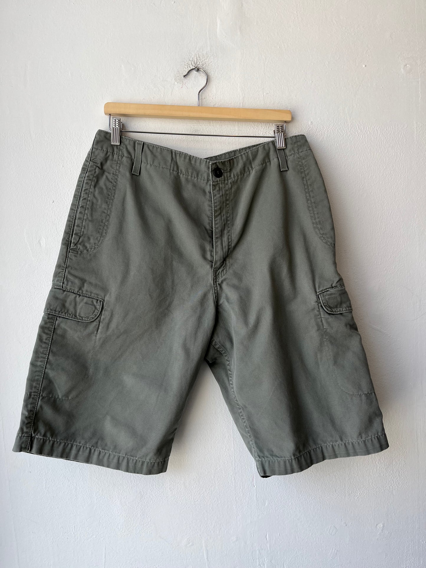 90's Levi's Olive Cargo Shorts 33'