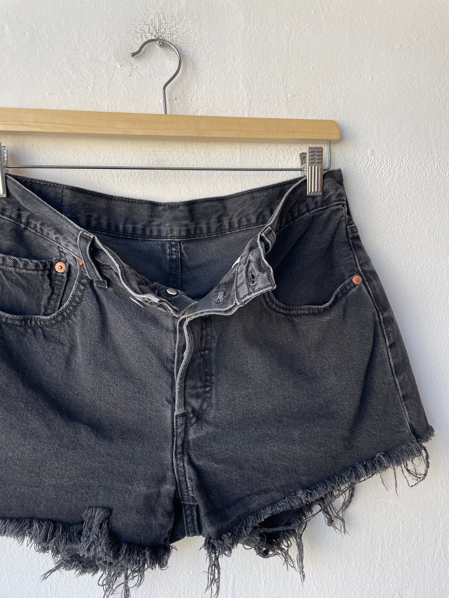 Y2K Levi’s Black Cutoff Shorts 30”