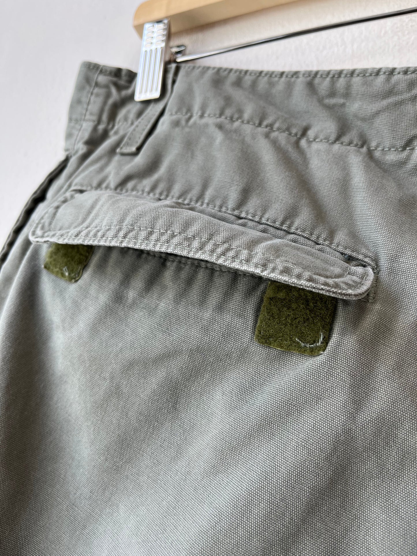 90's Levi's Olive Cargo Shorts 33'