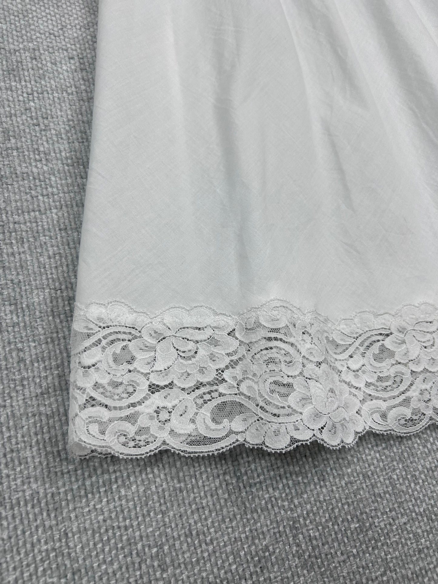 90's White Lace Slip Skirt 26-32"