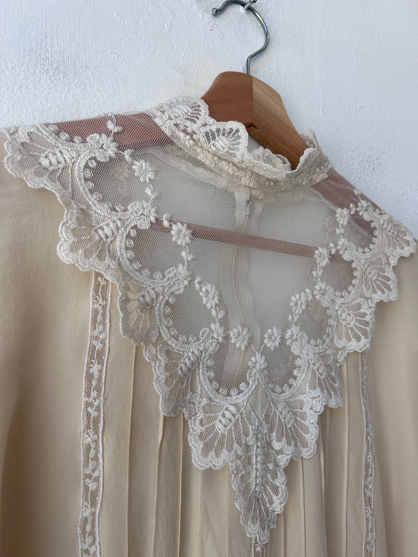 80's White Lace Long Sleeve Blouse
