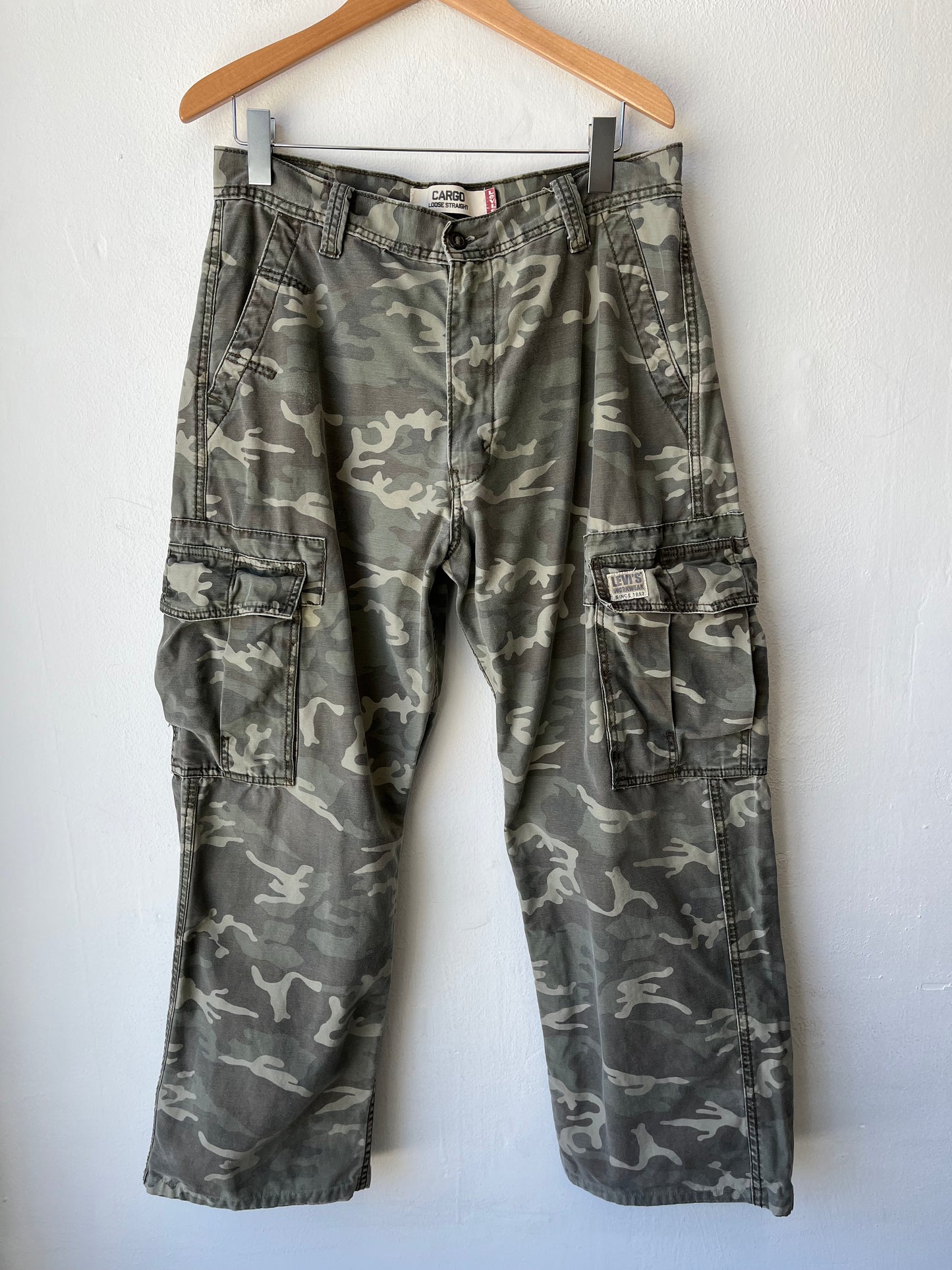 Y2K Levi's Camo Cargo Pants 35"