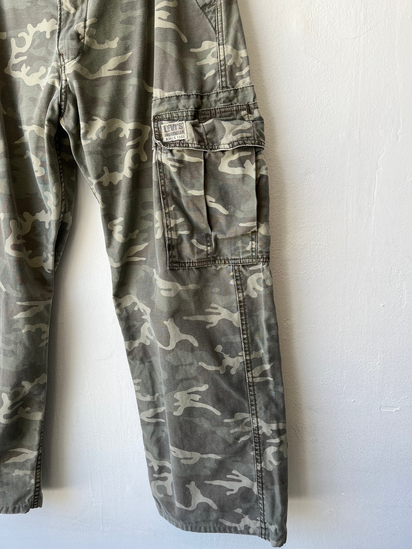 Y2K Levi's Camo Cargo Pants 35"