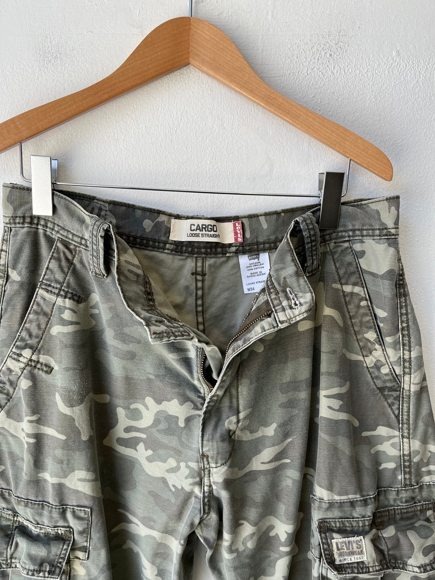 Y2K Levi's Camo Cargo Pants 35"