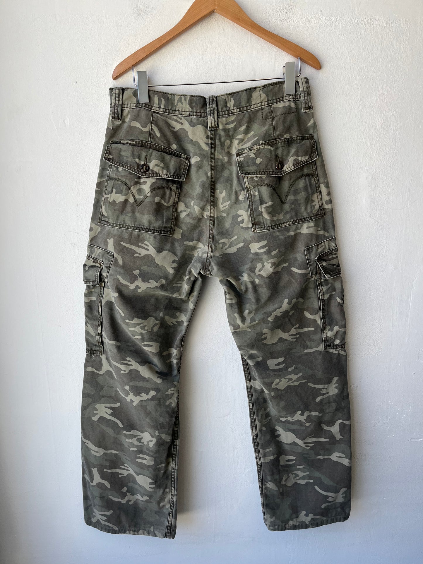 Y2K Levi's Camo Cargo Pants 35"
