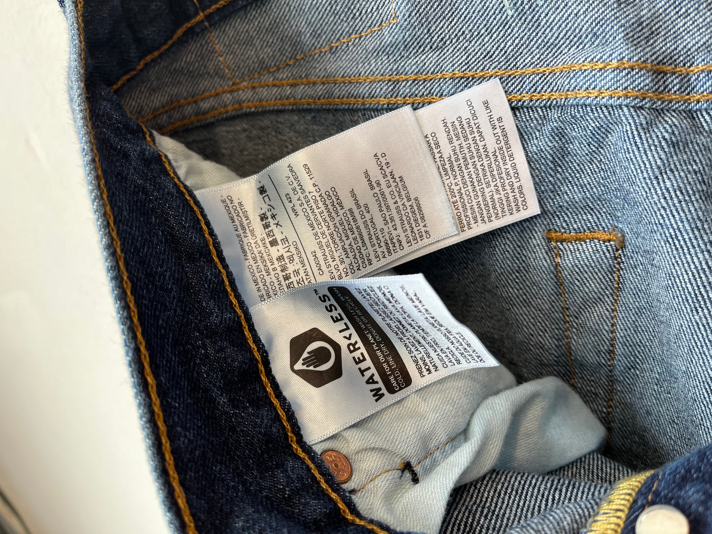 Y2K Levi's 501 Dark Wash 31"