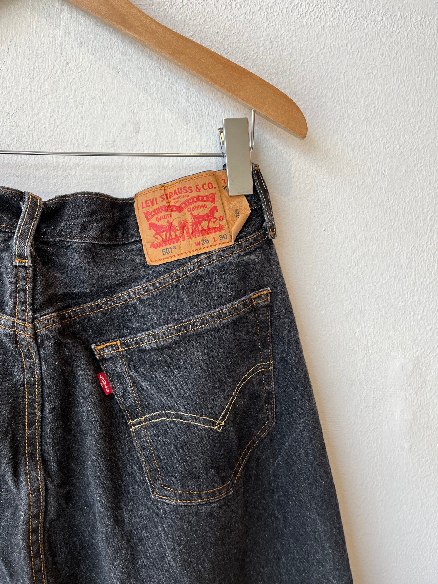 Y2K Levi's 501 Black Jeans 33"