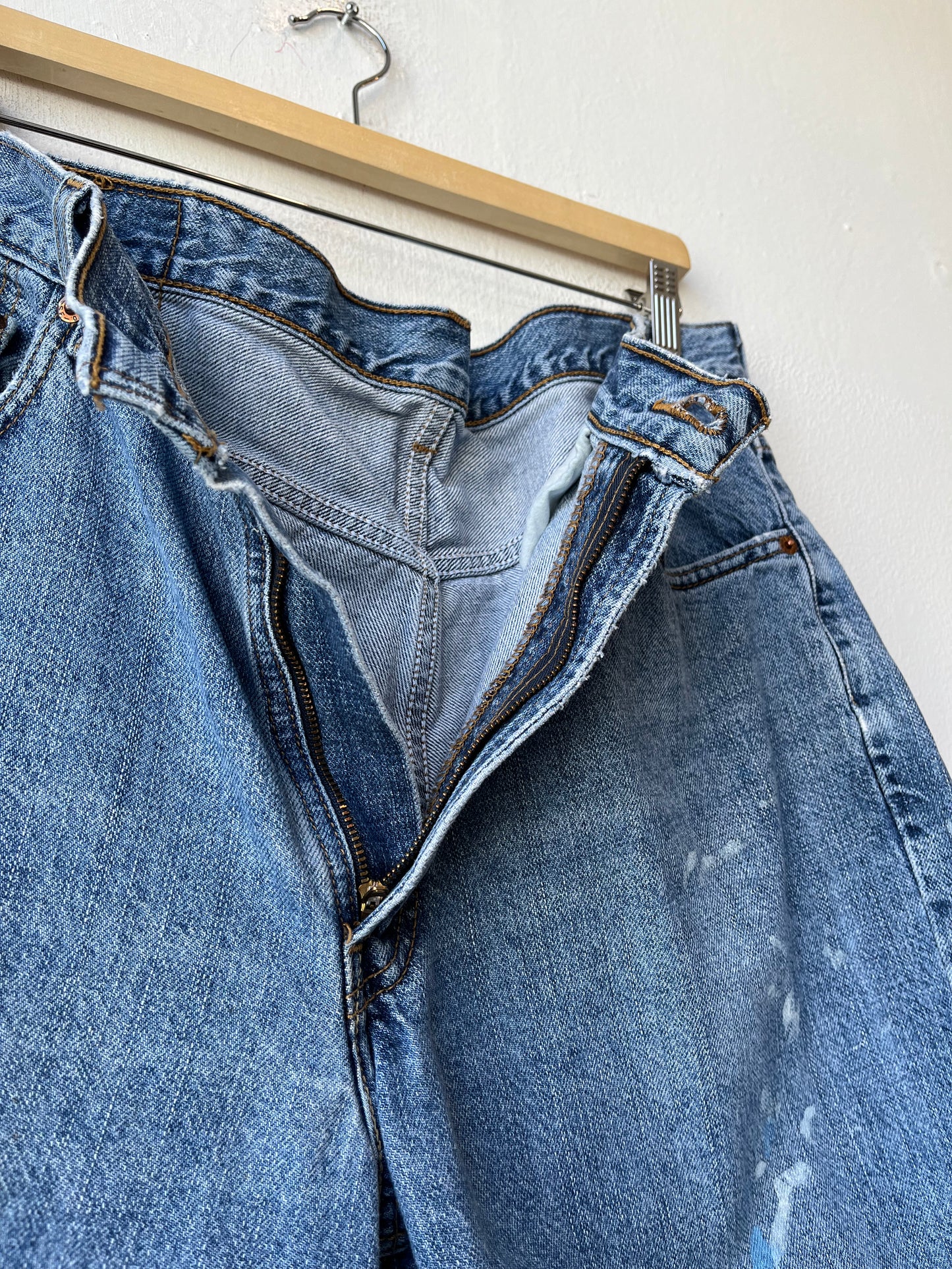 90's Levi's 550 Painted Shorts 35"