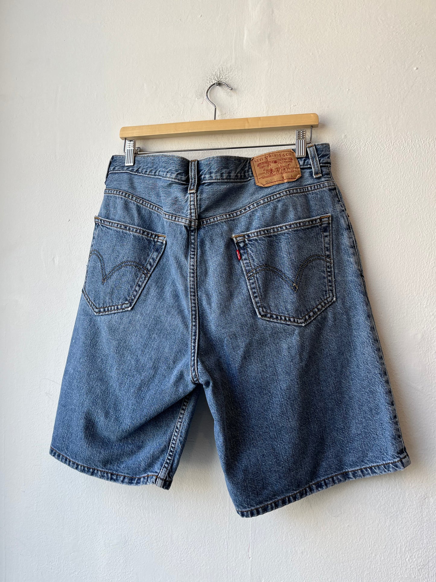 90's Levi's 550 Painted Shorts 35"